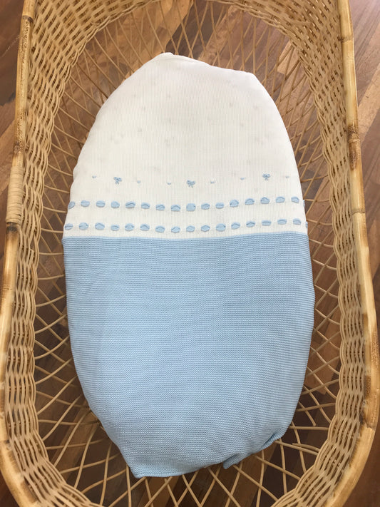 Coperta Baby Lord in filo bicolore bianca e celeste con passanastro celeste e fiocchi ricamati