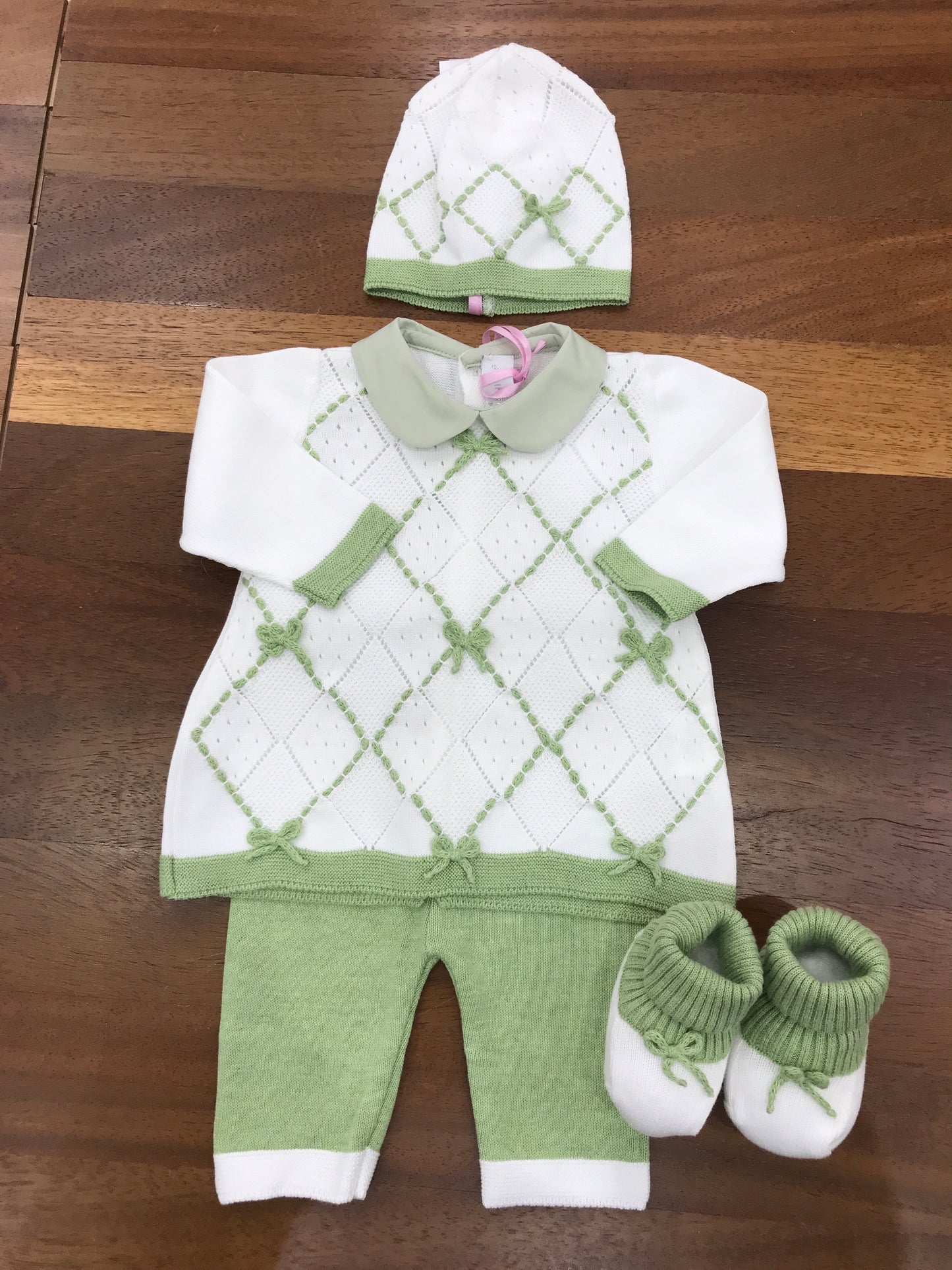 Tutina Colori Chiari in filo di cotone due pezzi in verde e bianco con motivo a rombi e fiocchetti ricamati