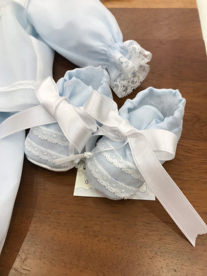Completo Piccola Giuggiola in organza celeste manica lunga lavorazione in pizzo con e roselline ricamate tutto coordinato ad una cuffia e babbucce
