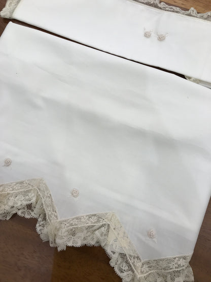 Lenzuolino Piccola Giuggiola in battista di cotone a punta con pizzo avorio e roselline ricamate a mano