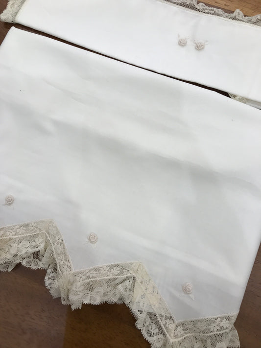 Lenzuolino Piccola Giuggiola in battista di cotone a punta con pizzo avorio e roselline ricamate a mano