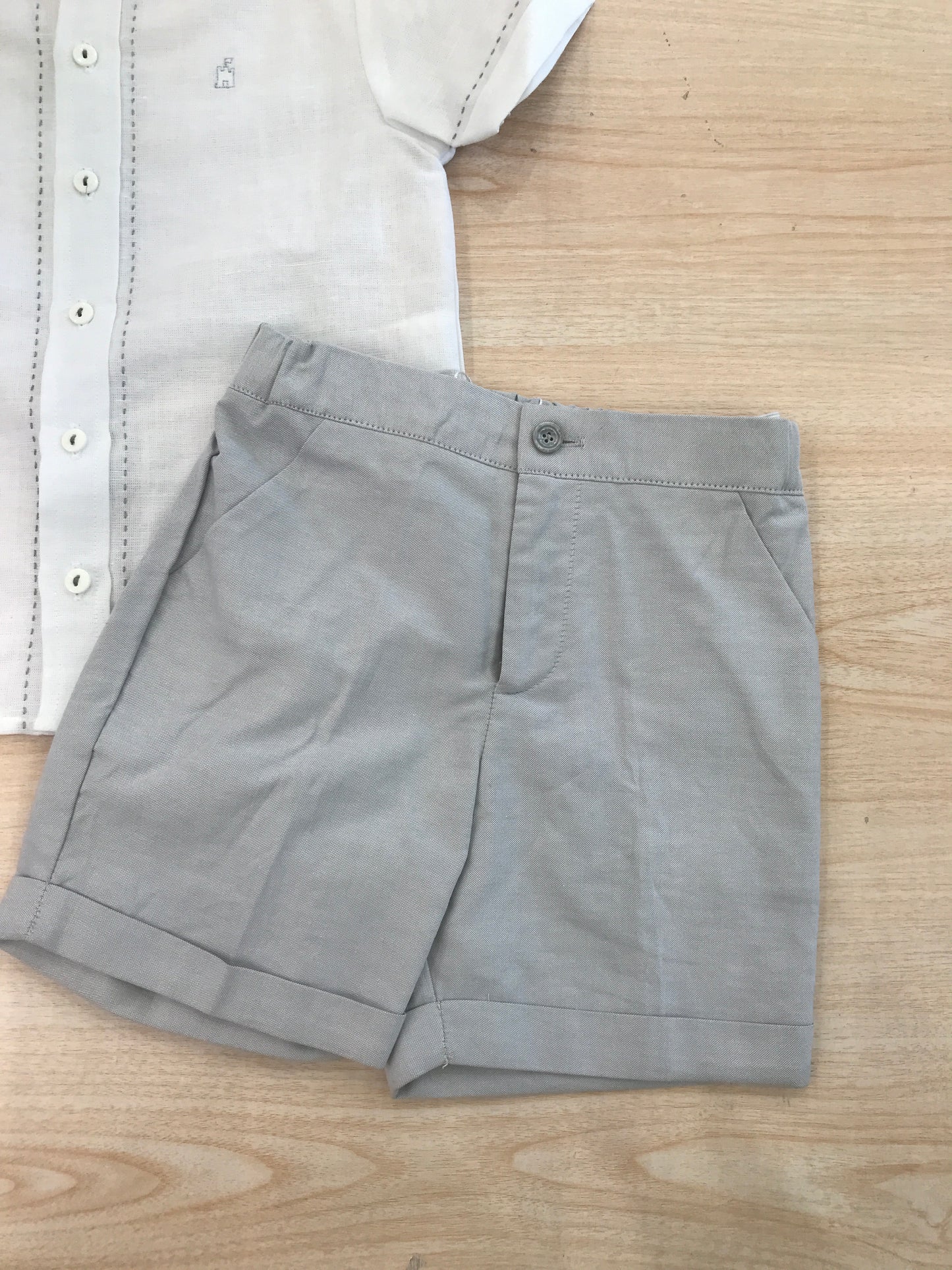 Completo Paz Rodriguez camicia mezza manica con ricami con bermuda grigio