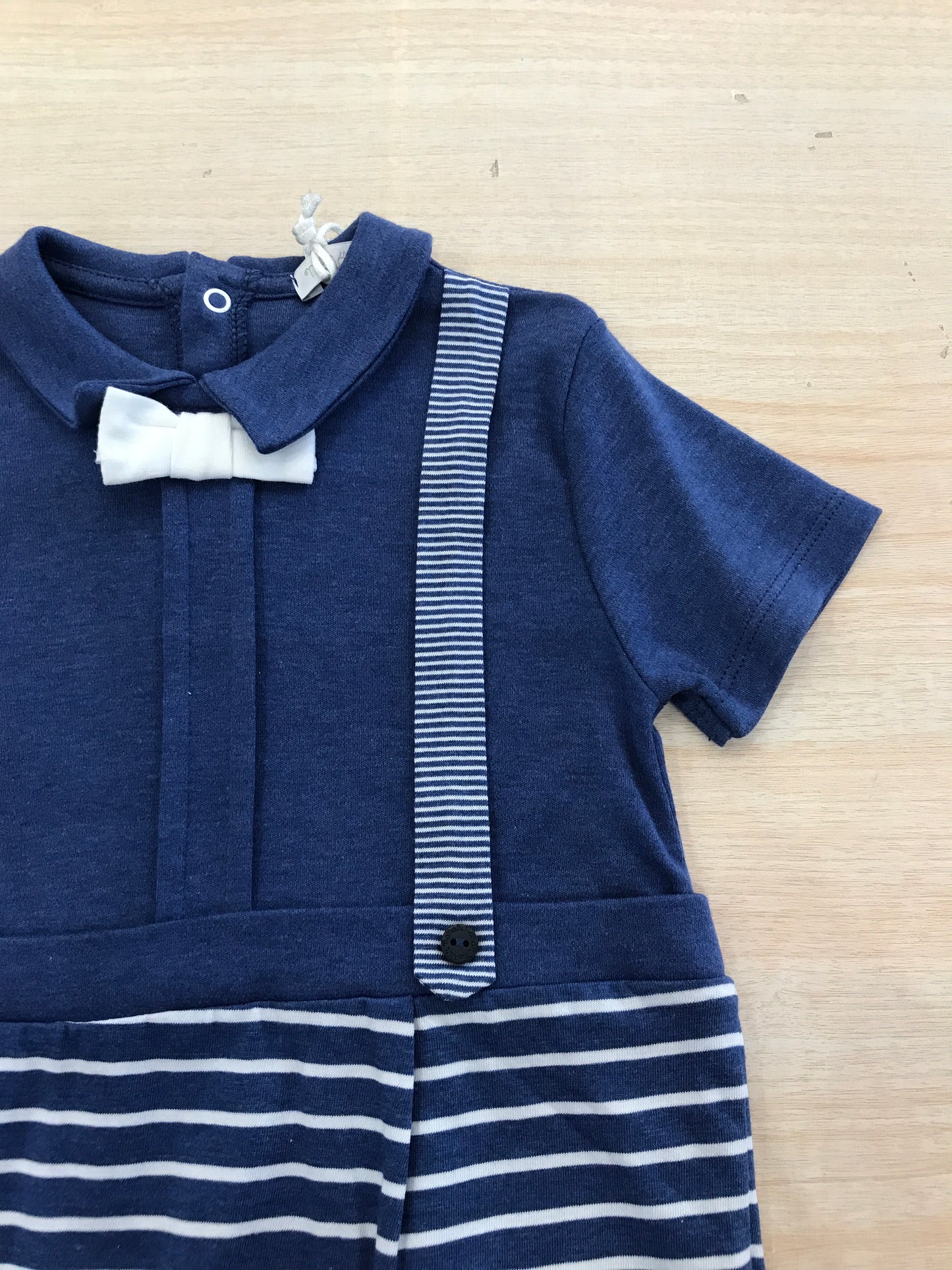 Pagliaccetto Nanan in cotone avio con righe con papillon e finte bretelle