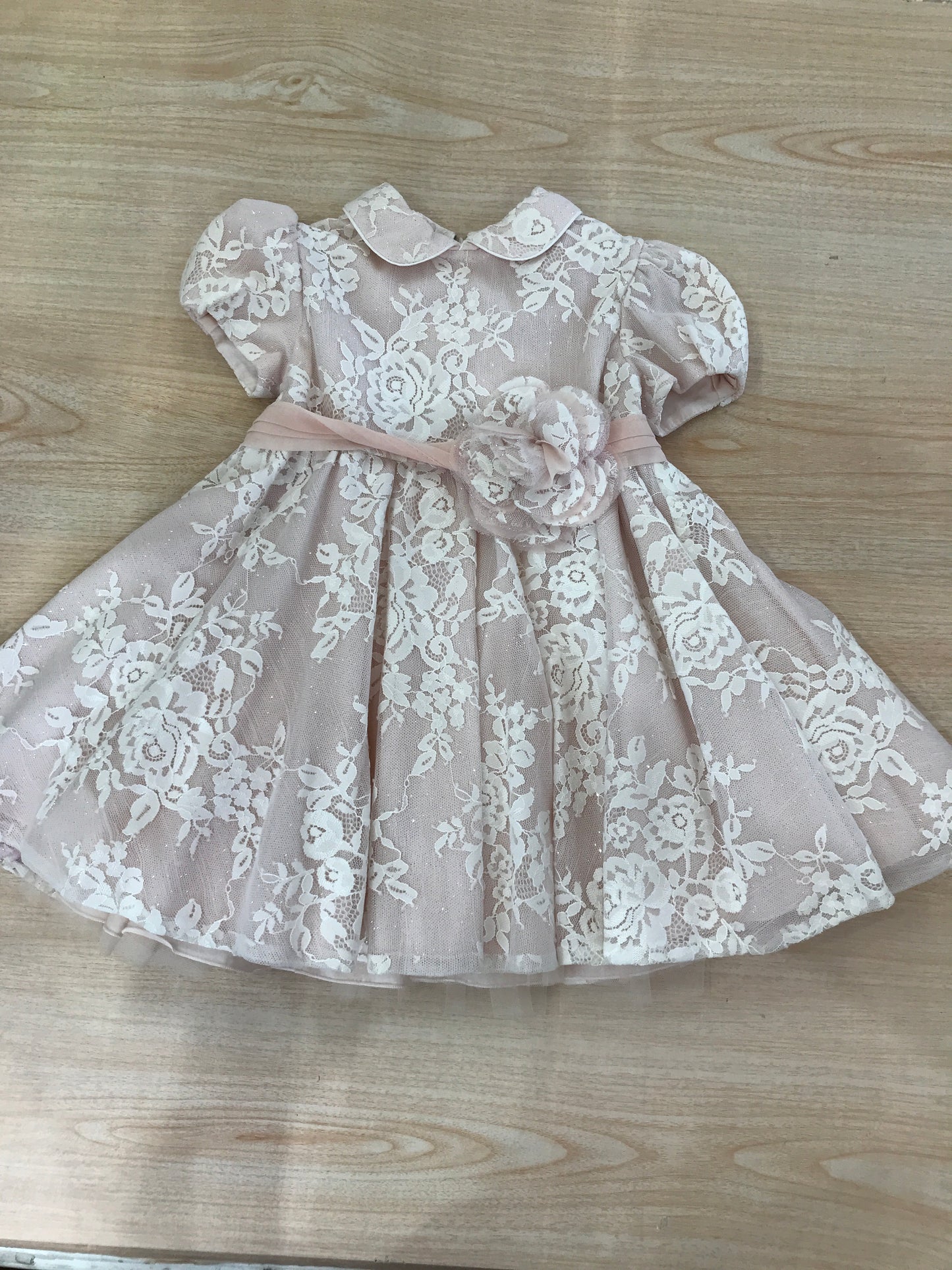 Abito Cielo Blu in cotone rosa mezza manica con strato in tulle rifinito da pizzo con fiore al centro