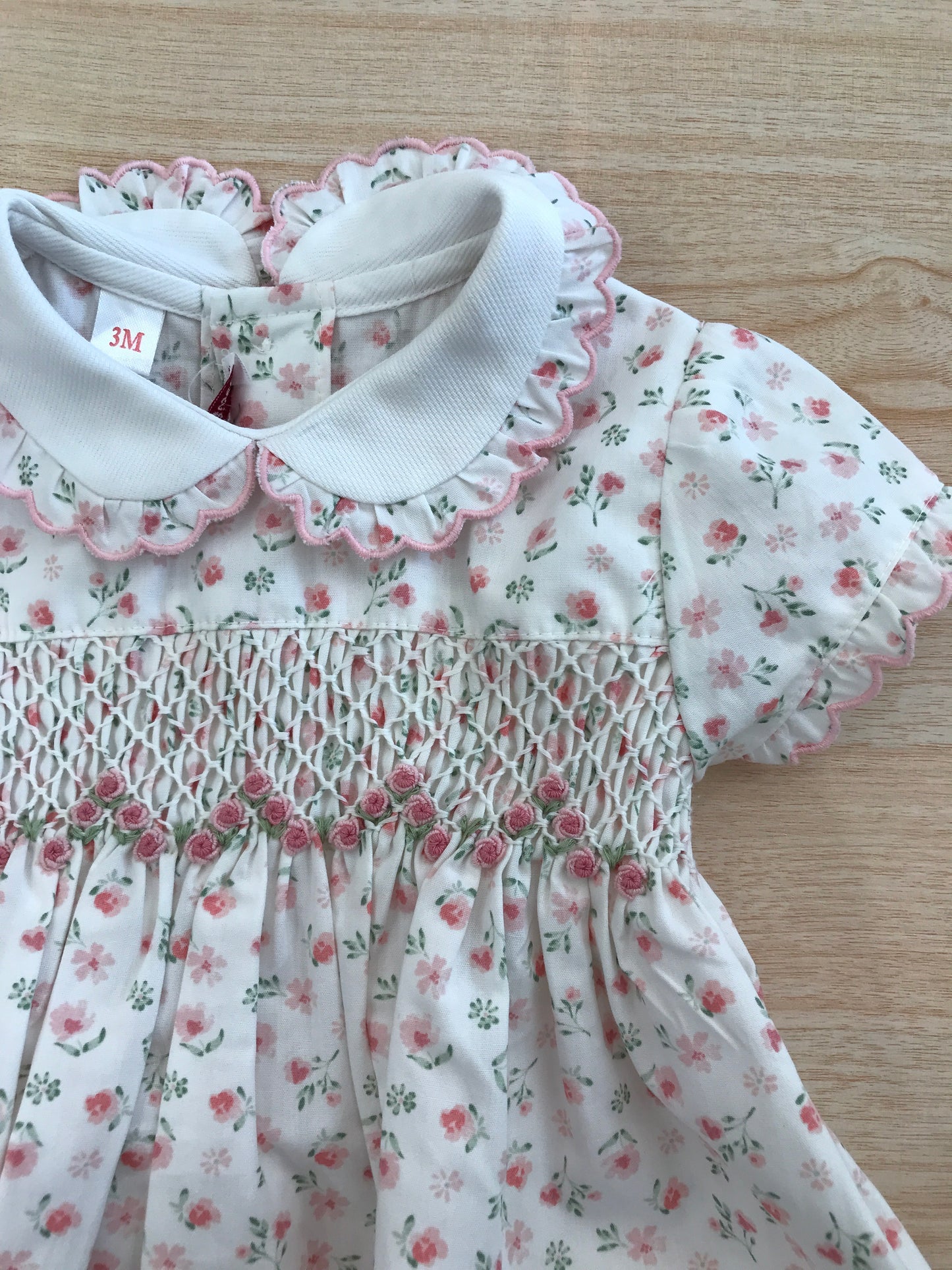 Pagliaccetto Les Enfants de Gisele in cotone mezza manica a sbuffo con colletto smerlato con fiorellini rosa e verdi