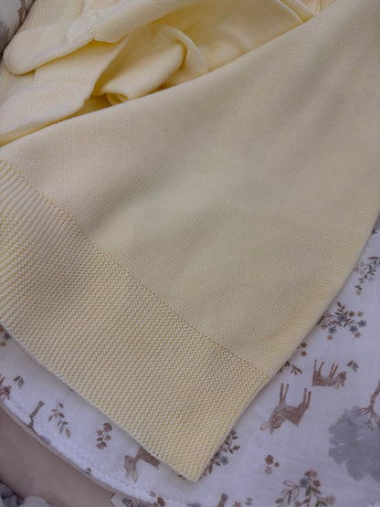 Coordinato Nascita in filo giallo coperta con coordinato due pezzi in filo con cappellino