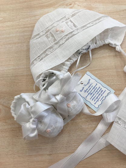 Coordinato Piccola Giuggiola in lino abitino con lavorazioni in pizzo e roselline ricamate con culotte cuffia e scarpine coordinate