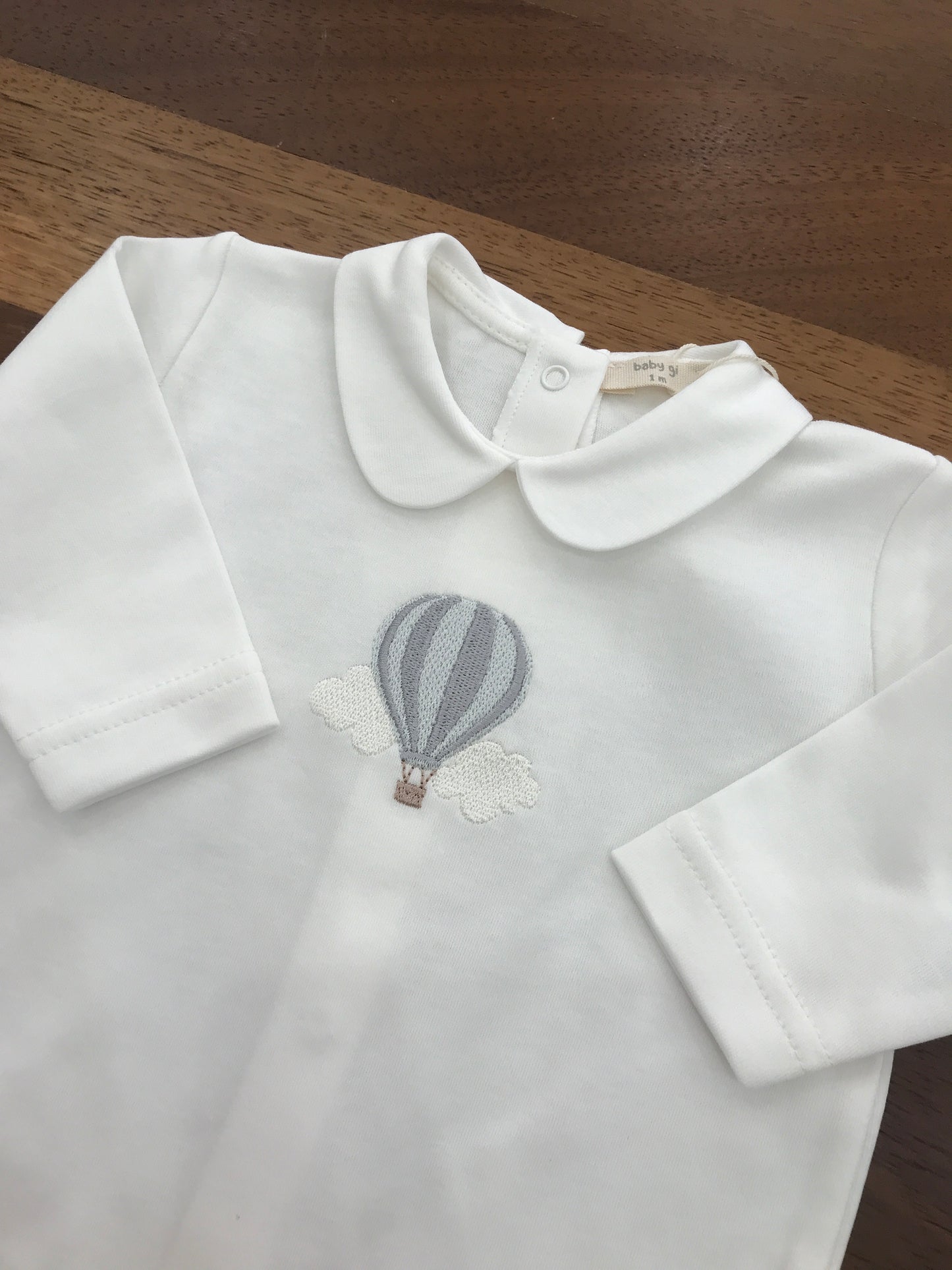 Tutina Baby Gi in cotone intera con piedini manica lunga con collo tondo bianco con mongolfiera