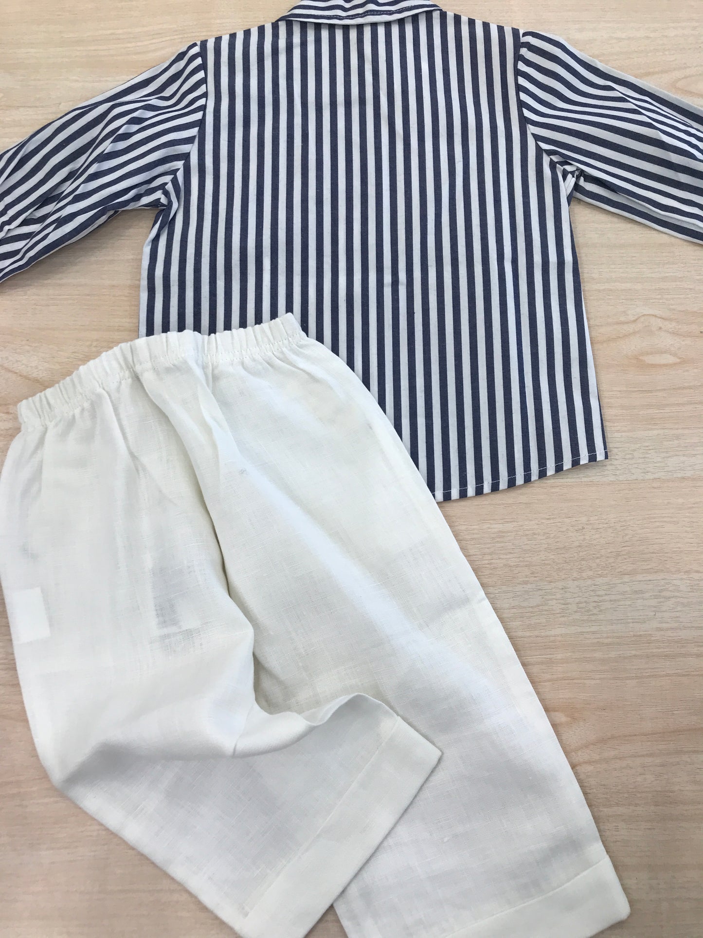 Completo Juppolà camicia a righe bianche e blu con pantalone lungo in lino bianco