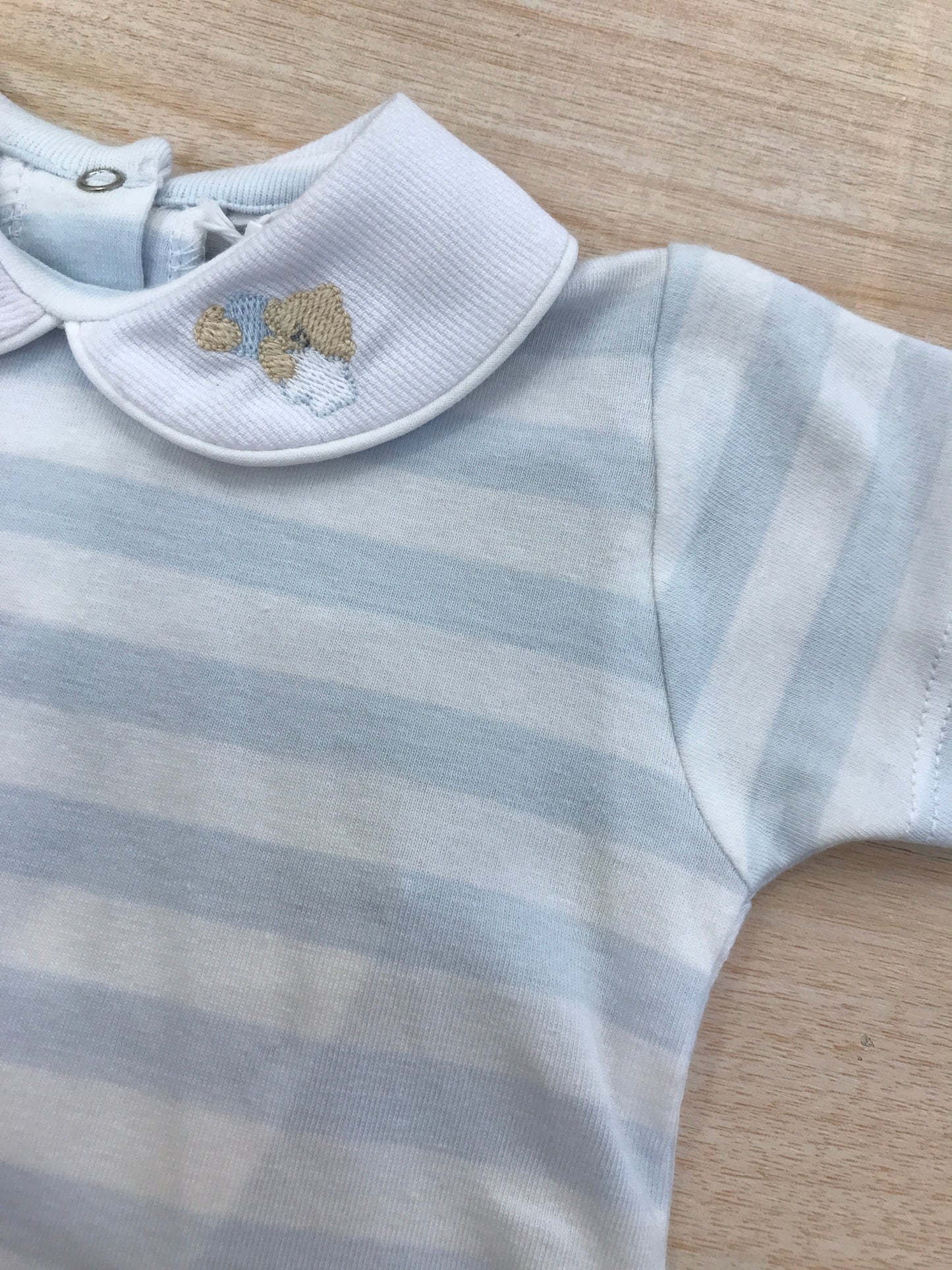 Pagliaccetto Coccodè in cotone mezza manica a righe bianche e celesti con orsetti ricamati sul colletto