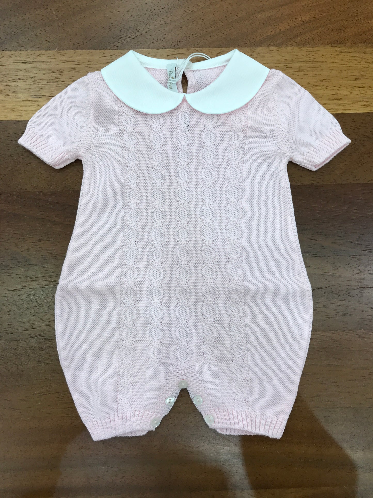 Pagliaccetto Baby Lord in filo rosa mezza manica con lavorazione di trecce sul davanti