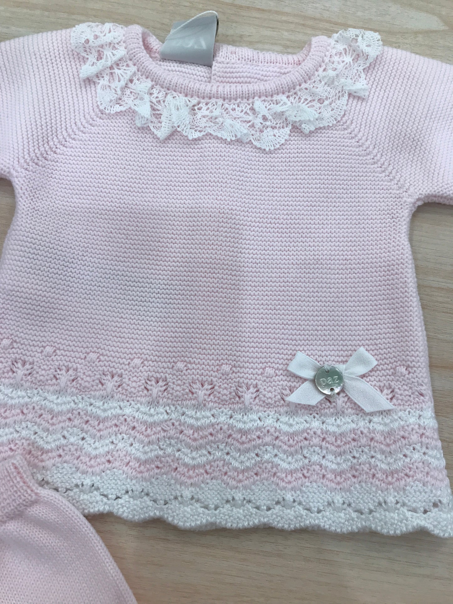 Tutina Paz Rodriguez in filo rosa manica lunga gamba lunga con ricami in bianco con pizzo al colletto e fiocchetto laterale