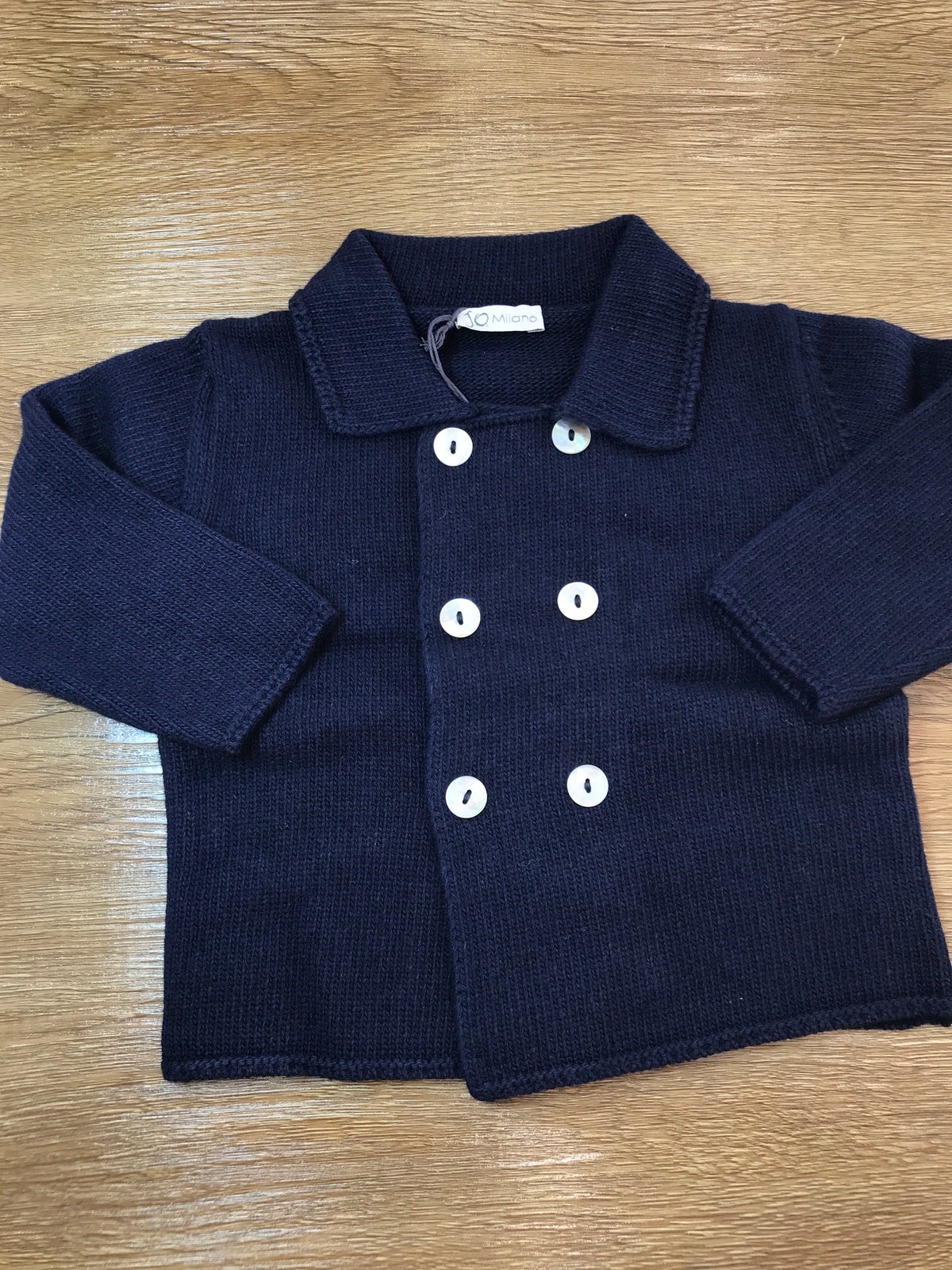 Cardigan Jo Milano in lana blu scuro con chiusura doppio petto e piccoli bottoncini