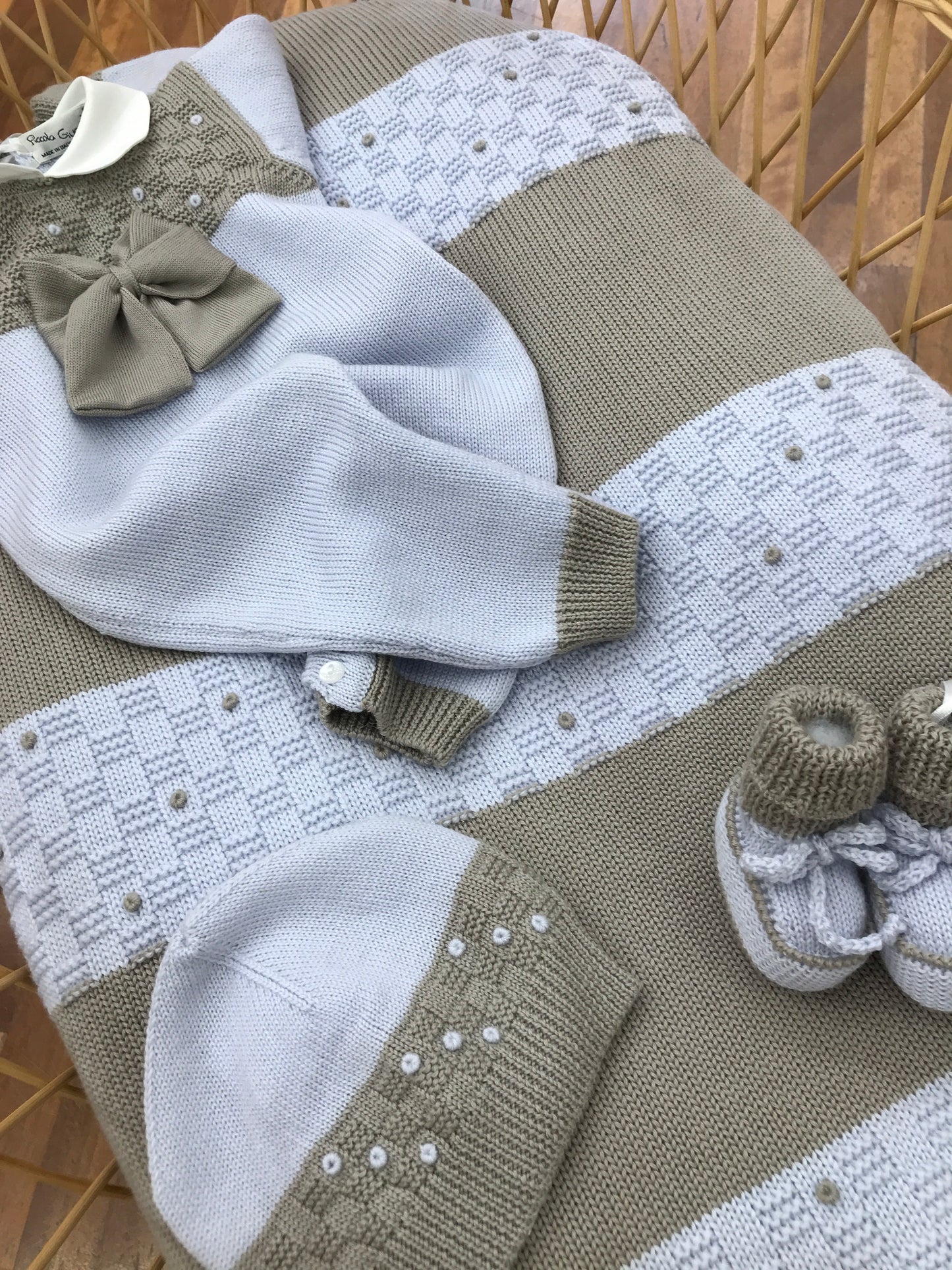 Coordinato nascita Piccola Giuggiola  in lana coperta bicolore tortora e celeste con tutina in lana celeste e tortora con fiocco con cappellino e babbucce
