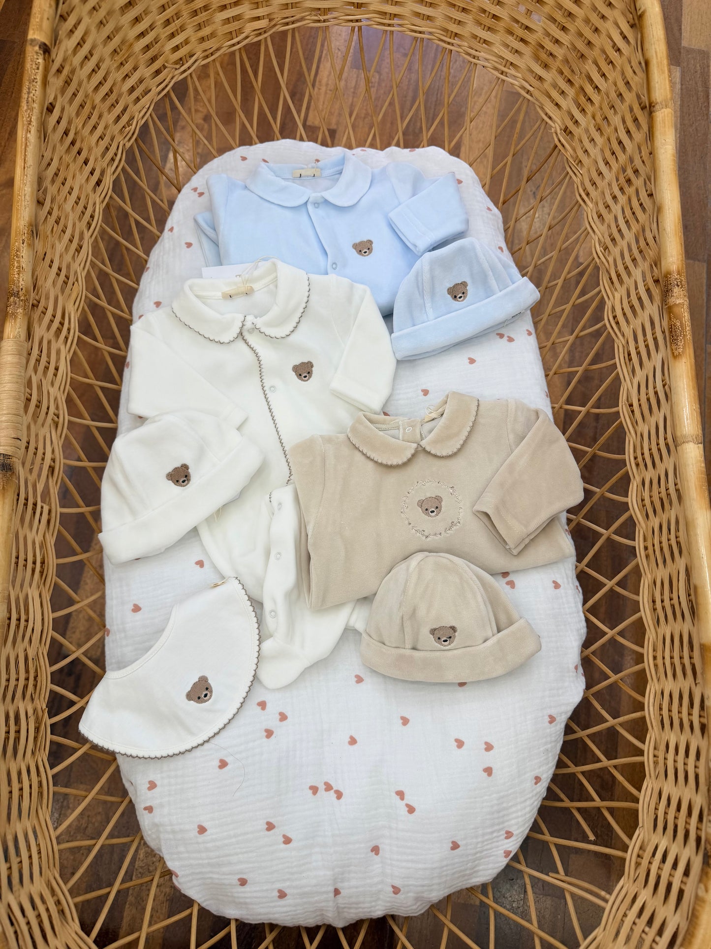 Coordinato nascita Baby Gi in ciniglia con piccoli orsetti ricamati