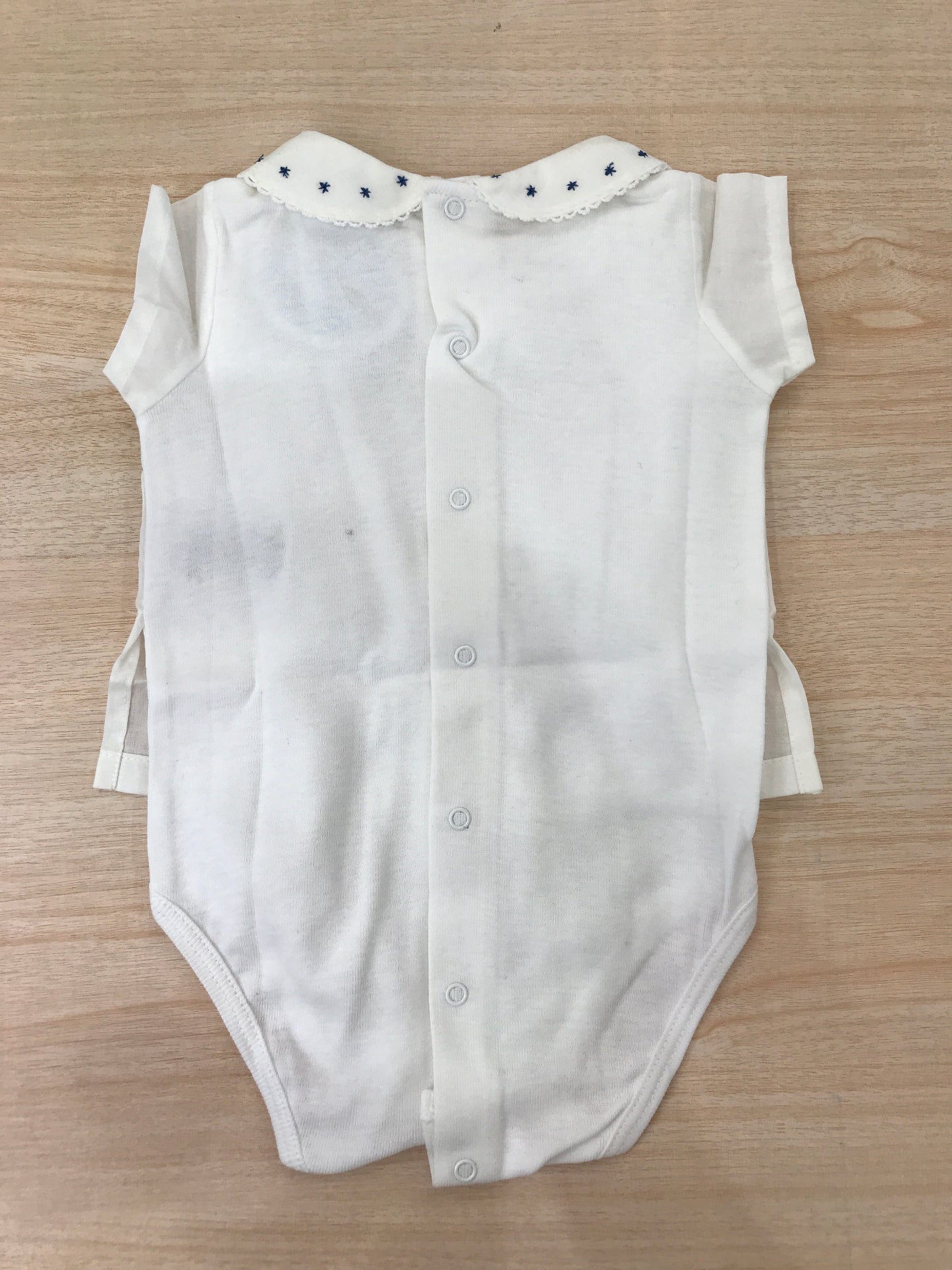 Body Laranjinha in cotone smanicato con effetto camicia con colletto smerlato con stelline blu ricamate