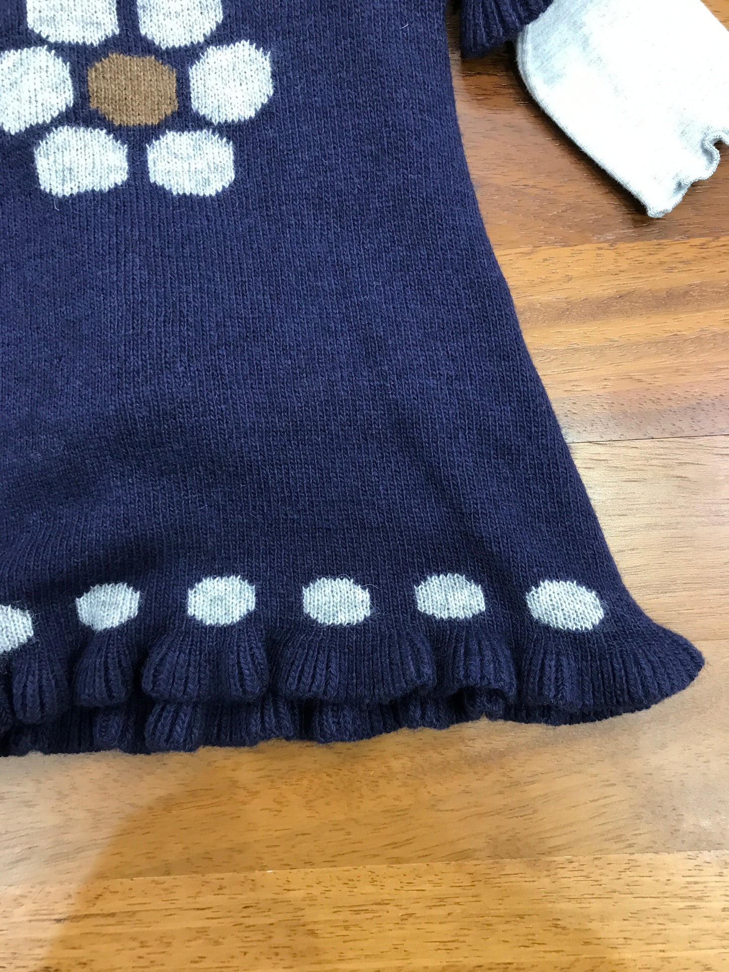 Abitino Juppolà in lana blu mezza manica con pois sulle maniche e bordo centrale una margherita con maglietta grigia in caldo cotone manica lunga