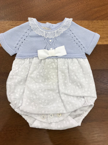 Pagliaccetto PCS in cotone bianco lavorato con corpetto in filo celeste lavorato con collo con valancienne al collo