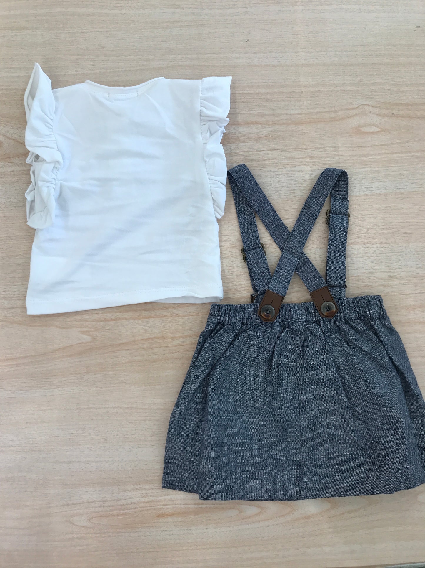 Completo Coccodè in cotone salopette con bretelle e gonnellina con t-shirt smanicata con rusche