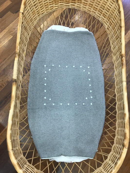 Coperta Colibrì in filo grigia con punto gambero celeste e cuori al centro