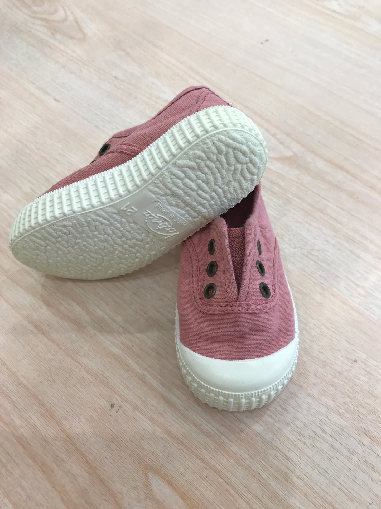 Scarpe Victoria in tela con bottoncini e gomma bianca