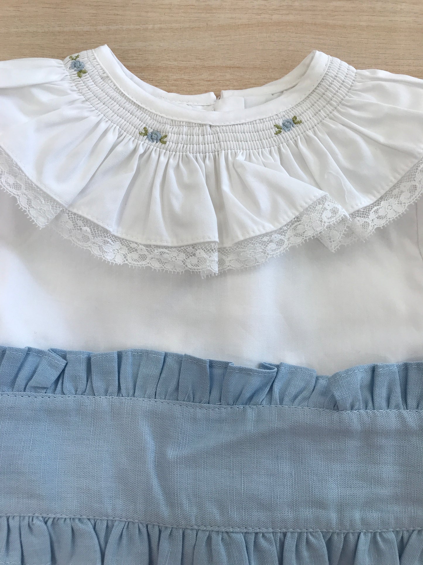 Abito Fofettes in cotone mezza manica a sbuffo con colletto con rusche con rose e pizzo con fascia in vita e fiocco sul retro