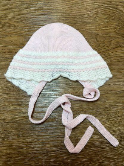 Cuffia Paz Rodriguez in lana rosa con rusche panna e lacci per fiocchetti