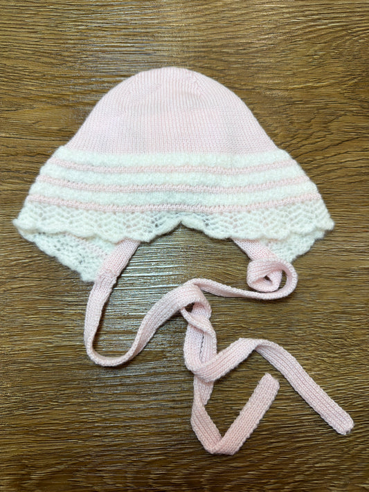 Cuffia Paz Rodriguez in lana rosa con rusche panna e lacci per fiocchetti