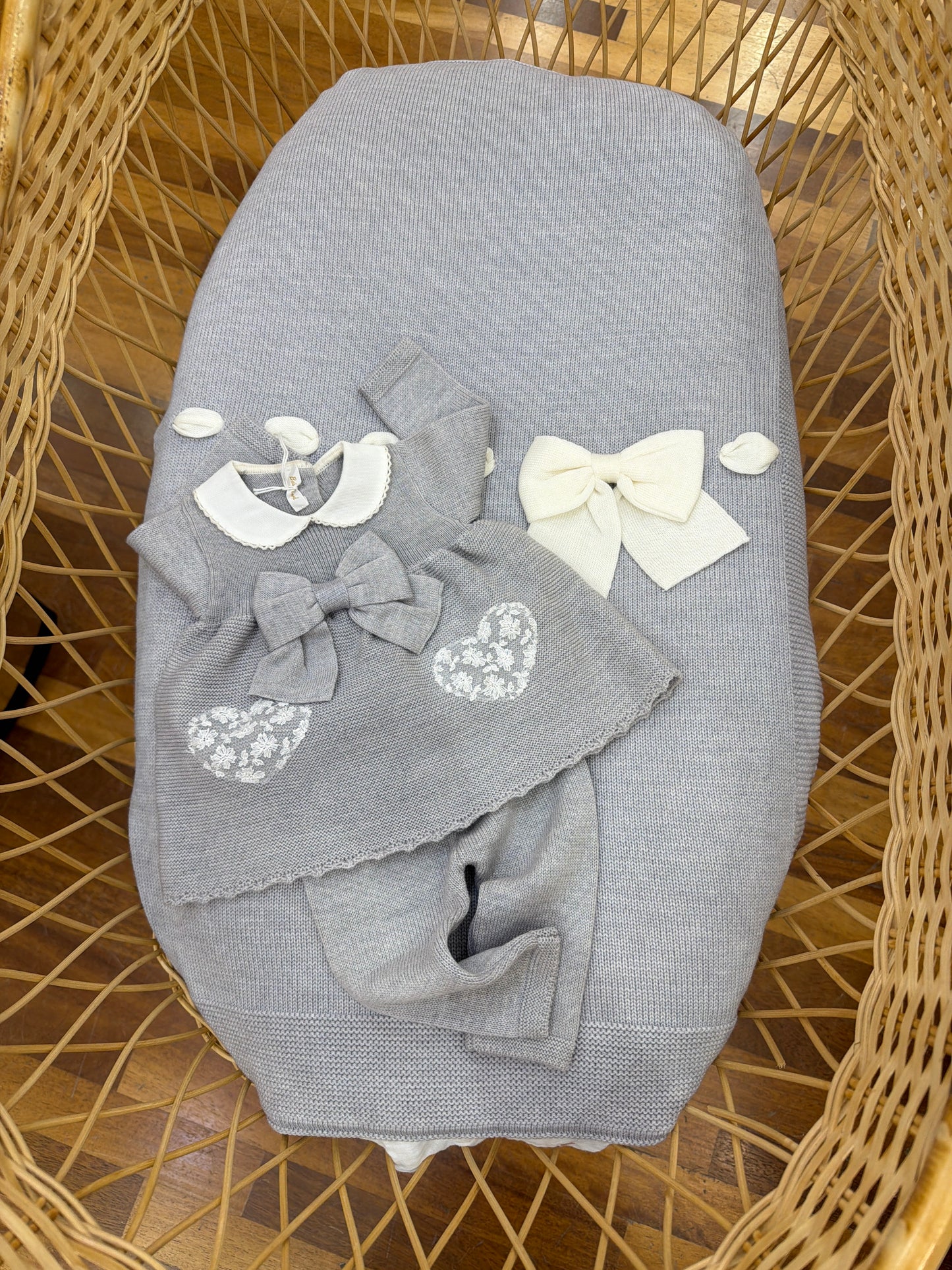 Coordinato nascita Baby Lord in lana grigio coperta passanastro con fiocco e tutina due pezzi con fiocco e ricami