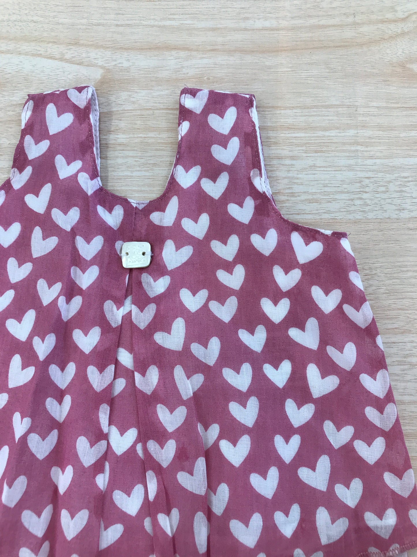 Abito Al Agua Patos in cotone smanicato con piccoli cuoricini ed un fiocchetto sul retro con  culotte abbinata