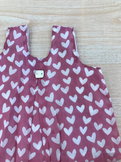 Abito Al Agua Patos in cotone smanicato con piccoli cuoricini ed un fiocchetto sul retro con  culotte abbinata