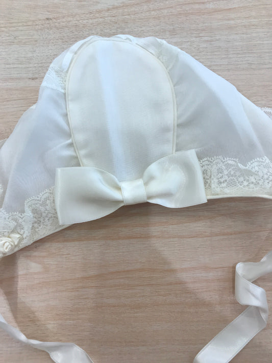 Cuffia Belan in cotone con pizzo e pieghe con fiocchetto