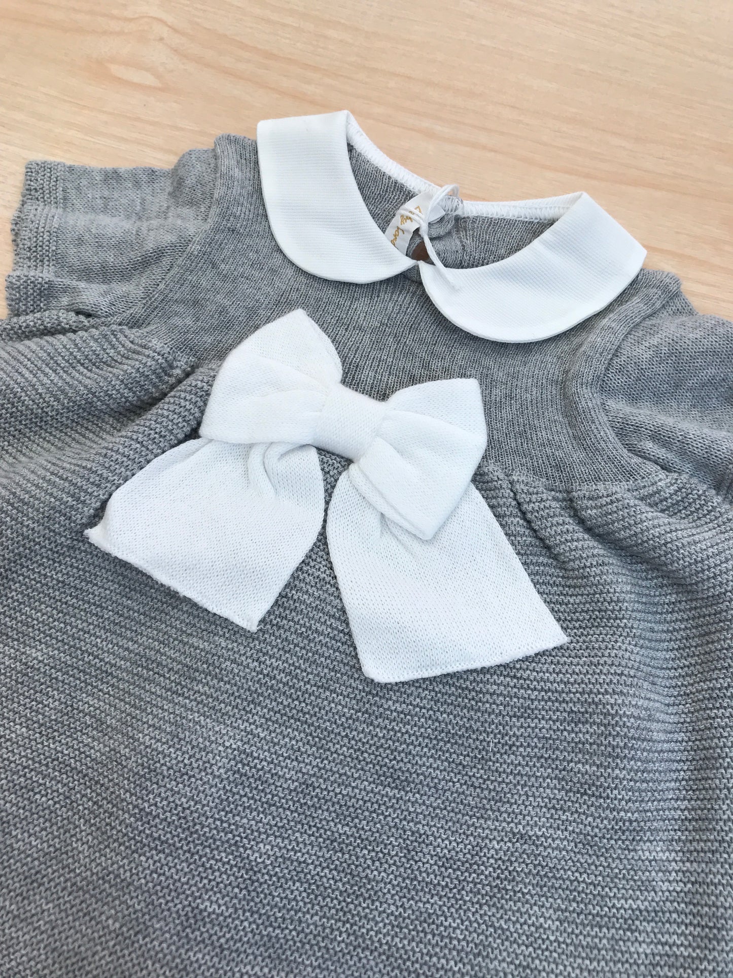 Completo Baby Lord in filo due pezzi grigio mezza manica con fiocco bianco con collo tondo e culotte bianca