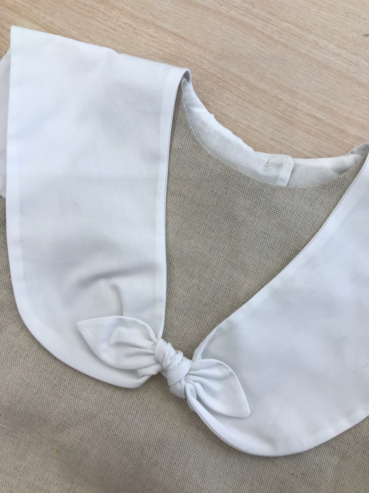 Pagliaccetto Fofettes in cotone beige con collo bianco marinaretto