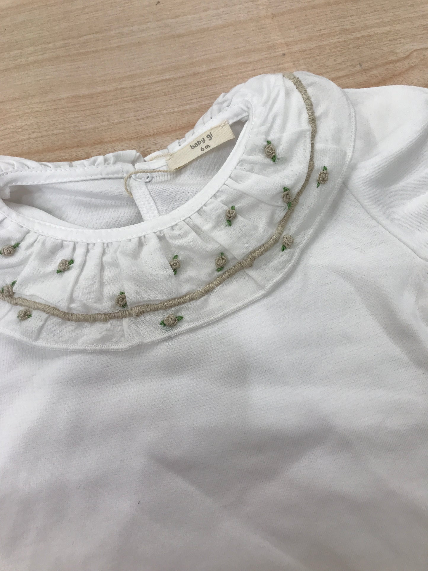 Body Baby Gi in cotone mezza manica con colletto con rusche bianca con ricami in beige e roselline su tutto il colletto