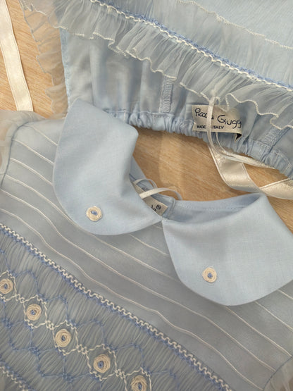Abito Piccola Giuggiola in organza in seta celeste mezza manica con lavorazione di punto smock e lavorazione di fiori con cuffietta abbinata