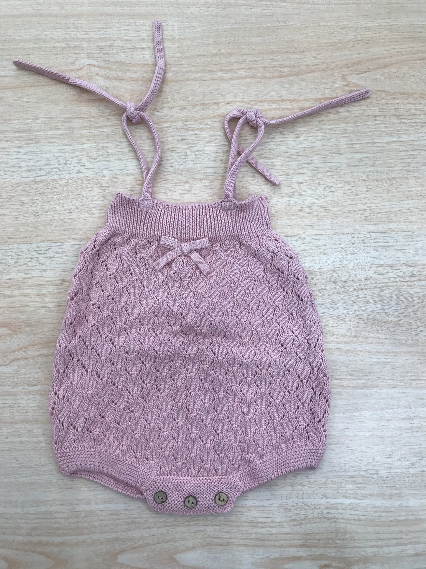 Salopette PCS in filo rosa antico lavorata a maglia con fiocchetto sul davanti con bretelle regolabili