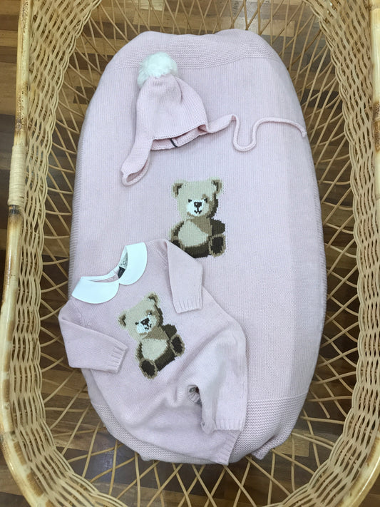 Coordinato nascita Jo Milano in lana rosa con orsetto ricamato sul davanti su coperta e tutina intera con cappello con pon pon