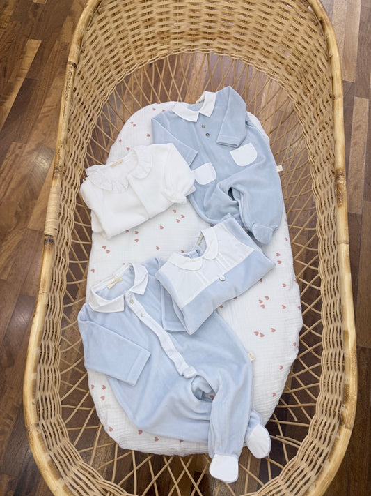 Coordinato nascita Baby Gi in ciniglia celeste e bianco con piccoli dettagli