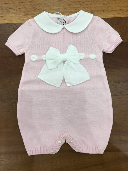 Pagliaccetto Baby Lord in filo mezza manica rosa collo tondo bianco con fiocchetto bianco sul davanti
