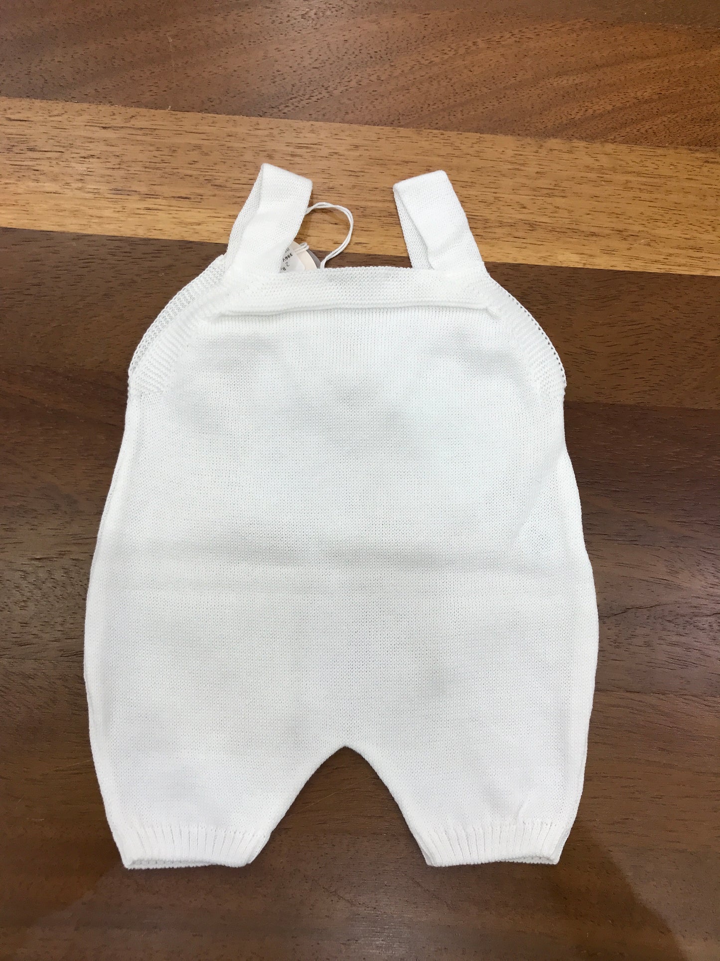 Salopette Baby Lord in filo bianco con bretelle con fiocco celeste applicato sul davanti