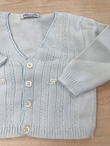 Cardigan Bebè di Almy in filo celeste chiaro con piccoli bottoncini e lavorazioni