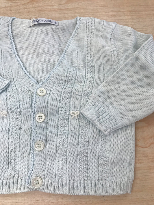 Cardigan Bebè di Almy in filo celeste chiaro con piccoli bottoncini e lavorazioni