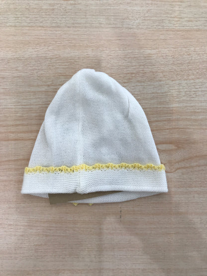 Cappello Baby Lord in filo bianco con rifiniture gialle con fiocchetto