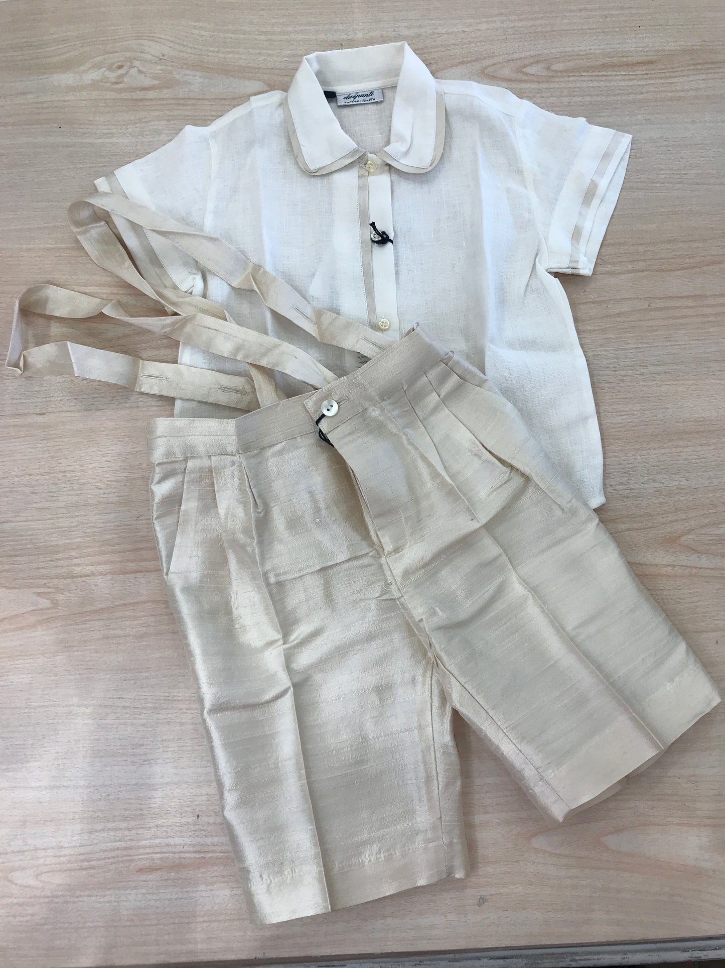 Completo Duepunti camicia mezza manica con rifiniture beige con salopette con bretelle