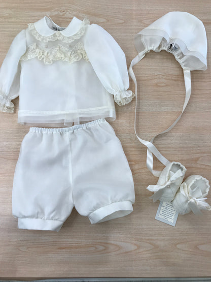 Completo Piccola Giuggiola in organza avorio manica lunga lavorazione in pizzo con e roselline ricamate tutto coordinato ad una cuffia e babbucce