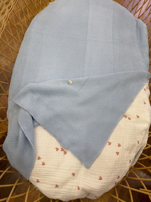 Coperta Paz Rodriguez in filo celeste con lavorazione in maglia