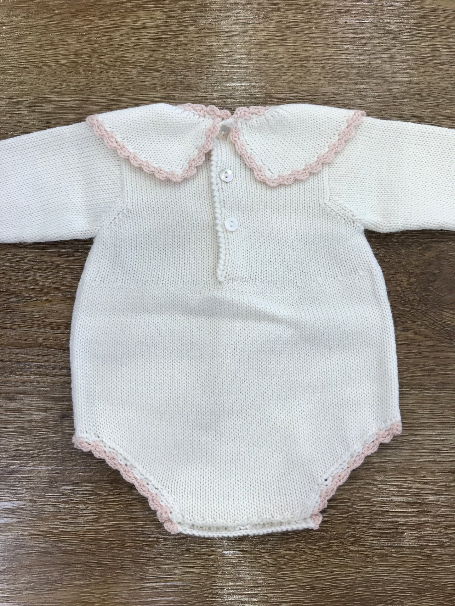 Pagliaccetto Fofettes panna collo rotondo smerlato rosa con pois in rilievo e fiocchetto