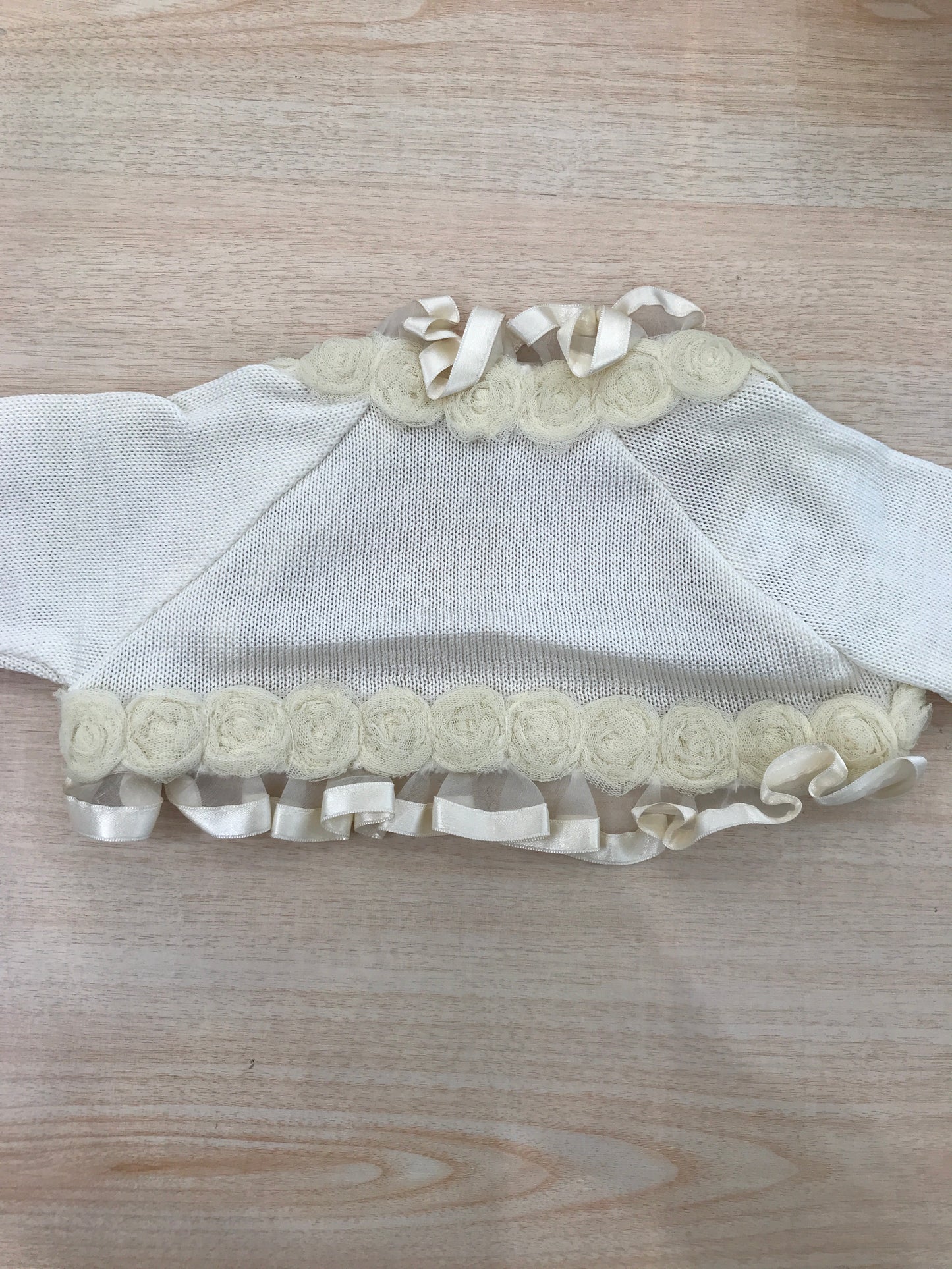 Cardigan Ladia in filo avorio con rusche e rose in tulle