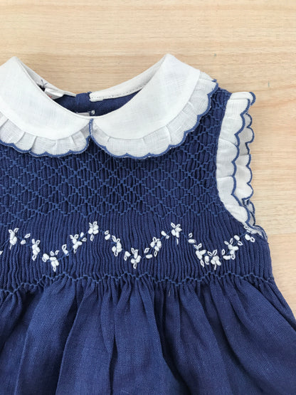Abito Les Enfants de Gisele in lino smanicato con rusche bianche con colletto bianco e rusche rifinita in blu con corpetto lavorato da punto smock e fiorellini bianchi ricamati
